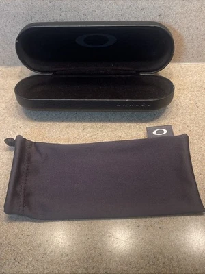 Gafas de sol Oakley estuche rígido soporte negro y suave bolsa Foto 1 de 4