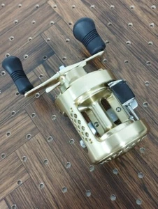 Y462R05311 Shimano 00 01 Calcutta Conquest 400 Right - Picture 1 of 9