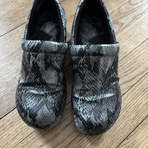 Born Black/Gray Snakeskin Clogs WOMENS SHOES Size 7M - Bild 1 von 7