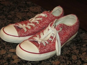 RED CONVERSE FABRIC TENNIS SHOES WOMENS 7 - Picture 1 of 3