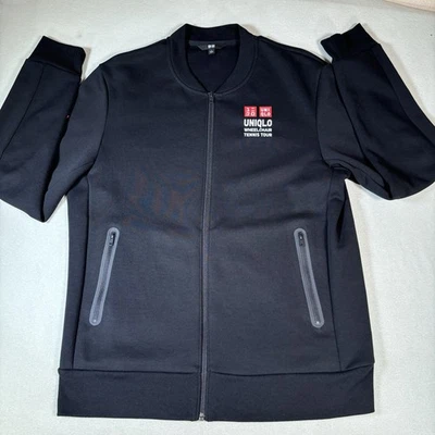 Chaqueta grande Uniqlo silla de ruedas tenis gira Roger Federer ITF Novac Djokovic Foto 1 de 4