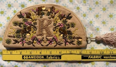 Bolsa Anthropology Anna Harlow Russo “K”Pequena Boho Monograma Bronzeado Claro Nova - Imagem 1 de 4