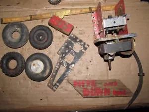 Vintage Erector Set Electric Motor / Gearbox, Wheels and Plate - Bild 1 von 4