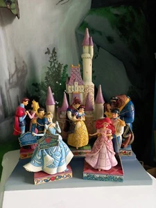 Disney Traditions SET - IL CASTELLO CON LE COPPIE DISNEY artista Jim shore - Foto 1 di 17