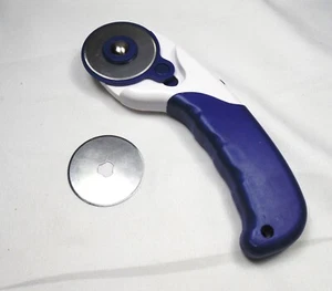 Rotary Cutter for fabric & quilting - Picture 1 of 4