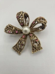 Beautiful Gold Tone Filigree Style Bow Brooch Pink Rhinestones Faux Pearl Center - Picture 1 of 15