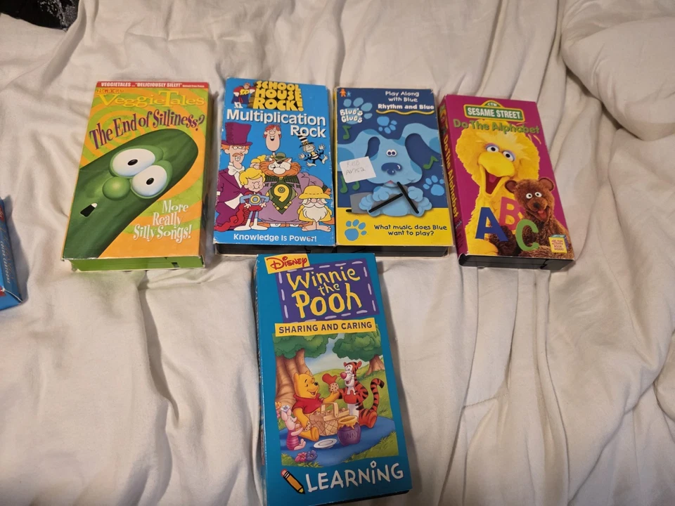 5 Kids VHS Lot Blue's Clues School House Winnie Pooh Sesame Street Veggie Tales - Image 1 of 2
