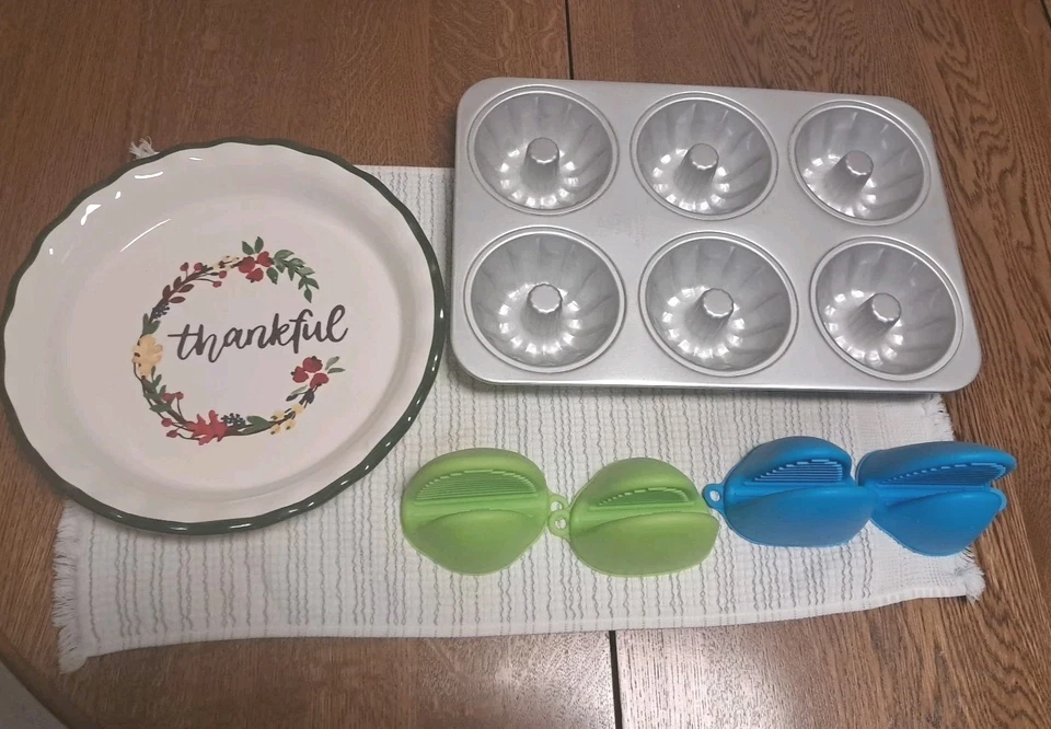 IQ Accessories Plato de pastel agradecido, mitones de horno de silicona y bandeja de horno para pasteles Bundt  Foto 1 de 4