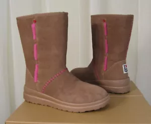 Stivali corti scamosciati nuovi UGG donna I Heart Kisses marrone latte/rosa caldo US 7/EUR 38 - Foto 1 di 12