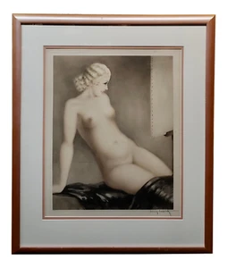 Louis Icart 1932, mujer sentada desnuda con chal negro grabado original - Imagen 1 de 10