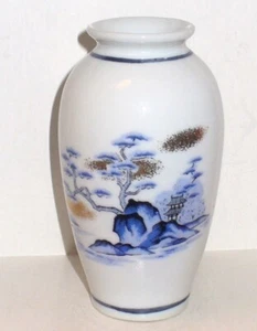 MINIATURE ORIENTAL STYLE BLUE, WHITE & GOLD VASE - Picture 1 of 4