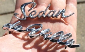 1963 1964 Cadillac "Sedan deVille" cuarto trasero panel escritura guardabarros emblema OEM - Imagen 1 de 23