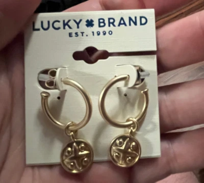 Brincos de argola C amuleto moeda tom dourado marca da sorte   - Imagem 1 de 2