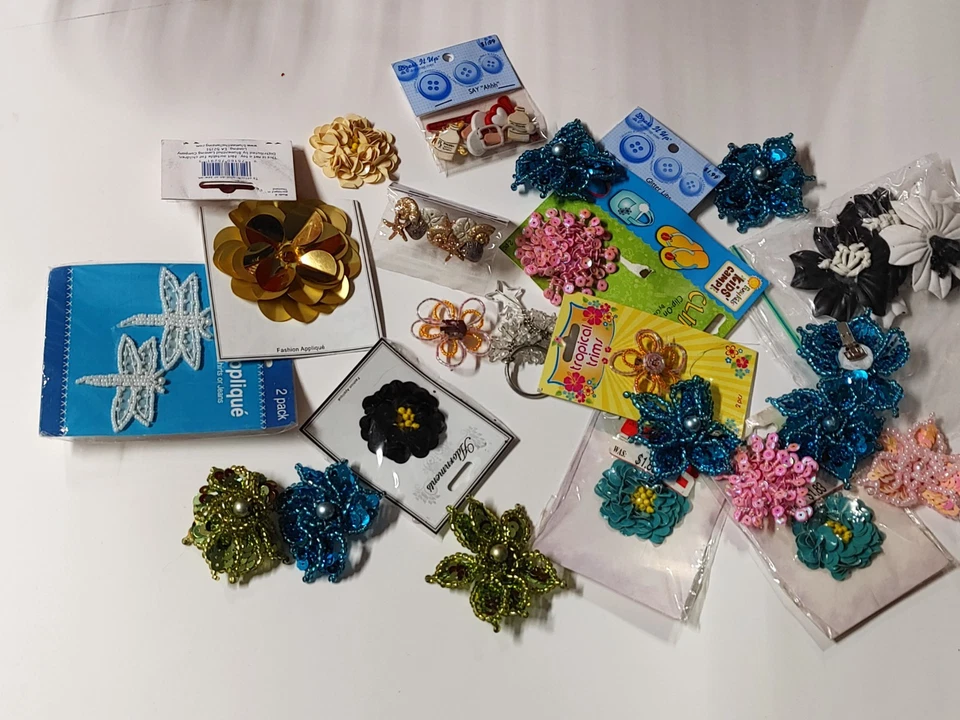 Lote de apliques flores con cuentas florales y más botones artesanales Foto 1 de 4