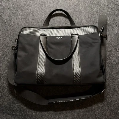 "Maletín Tumi THORNBERRY 15"" triple compartimento bolsa de trabajo NEGRO Y FIBRA DE CARBONO" Foto 1 de 4