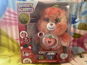 3000 ONLY! NIB LIMITED ED SWEET SCENTS FRUITY BEARS STRAWBERRY SUNRISE CARE BEAR - Foto 1 di 3