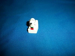 SNOOPY ON COUCH EATING Miniature Figurine PEANUTS Toy Food Premium Mini Figure - Picture 1 of 5