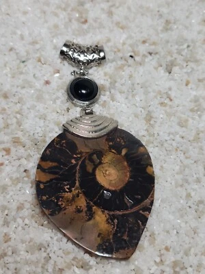 Colgante fósil de amonita multicolor natural con cuentas de acento de ónix negro Foto 1 de 4
