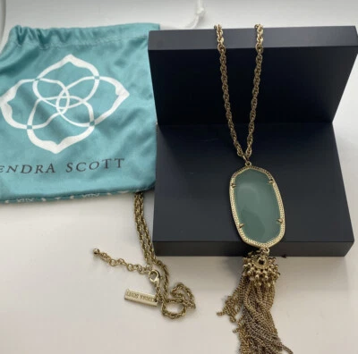 Ожерелье с подвеской в виде светло-зеленого халцедона с кисточками позолоченное Kendra Scott Rayne - Изображение 1 из 2