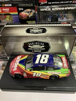 RARO! LEER TODO 2018 KYLE BUSCH SKITTLES DARLINGTON RETROCESO JOE GIBBS RACING Foto 1 de 4