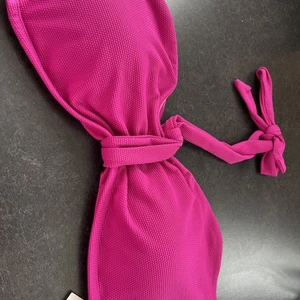 BNWT M&S FUSHIA PINK TEXTURED BIKINI TOP  WITH REMOVABLE PADS, HALTERNECK UK 16 - Picture 1 of 8