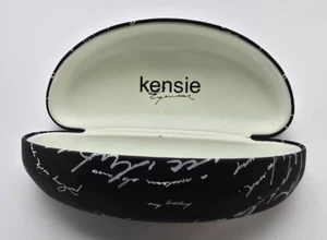 Kensie Eyewear Brillen Hartschalenetui schwarz-weiß sinnlicher Schriftzug - Bild 1 von 6
