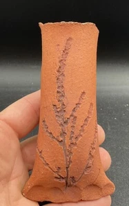 KUNSTKERAMIK ROTE TON WANDTASCHE MIT EINGEPRÄGTEM WEIZENMUSTER  - Bild 1 von 5