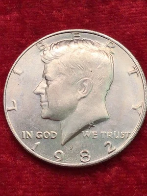 1982-P KENNEDY HALF DOLLAR ~ UNCIRCULATED FROM SOUVENIR SET - VERY NICE!! - Image 1 of 4