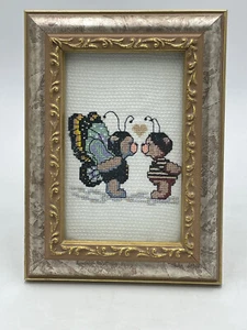 Kreuzstich Bild fertig genäht und gerahmt Bären Möchtegern Schmetterling und Biene - Bild 1 von 4