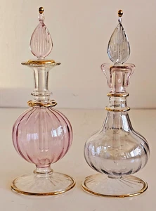 Botellas de perfume de vidrio iridiscente Avon 2006 rosa azul con adornos dorados nuevas en caja - Imagen 1 de 5