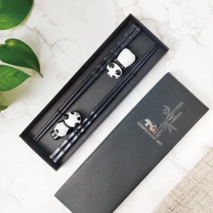 Rutschfeste Essstäbchen und Essstäbchenauflage Geschenkset, 2 Paar Wiederverwendbare Panda Koteletts - Bild 1 von 9