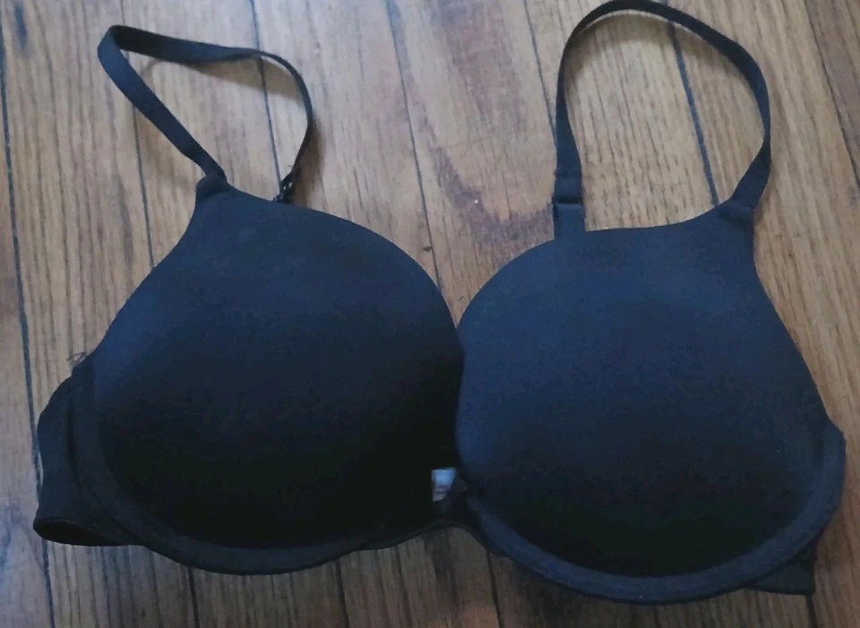 Xhiliation - Sujetador Camiseta negra ligeramente acolchado para mujer. Talla 34C Foto 1 de 3