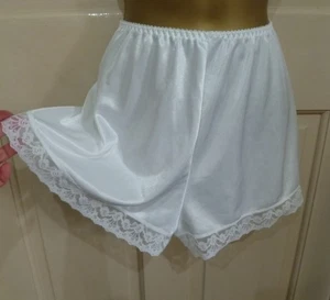 VINTAGE ST MICHAEL PRETTY WHITE SILKY THICKER NYLON KNICKERS SHORTS SIZE 8-10 - Picture 1 of 7
