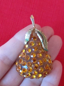 Broche prendedor vintage de pera con estrás de Lucita fruta prohibida *tiene pérdida de esmalte - Imagen 1 de 4