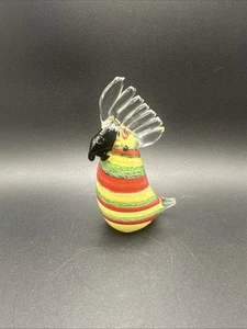 FIGURINA VINTAGE IN VETRO ARTISTICO STILE MURANO UCCELLINO PAPPAGALLO MULTICOLORE - Foto 1 di 5