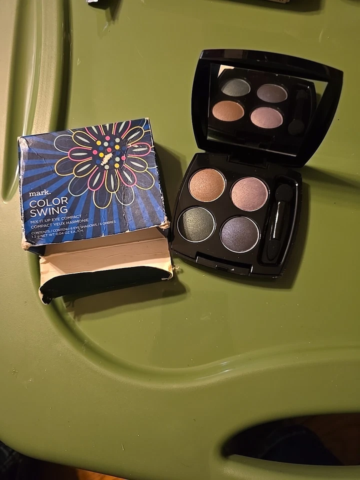 Avon Mark Color Swing Mix It Up Eye Compact - Image 1 of 1