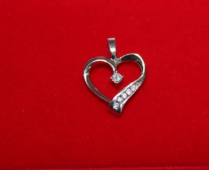 Colgante o dije corazón de diamantes y oro blanco de 10k 1,5 gramos - Imagen 1 de 7