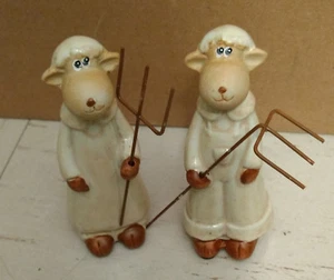PORCELANA - GRANJERO DE OVEJAS - 1 x FIGURA DE HOMBRE Y 1 x MUJER CON TENEDOR DE METAL - Imagen 1 de 5
