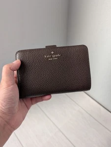 Neu mit Etikett Kate Spade KH787 Lena Medium faltbare Geldbörse aus genarbtem Leder in Hot Fudge - Bild 1 von 4
