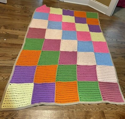 Cobertor artesanal de crochê afegão padrão bloco de cores 43”x72” - Imagem 1 de 4