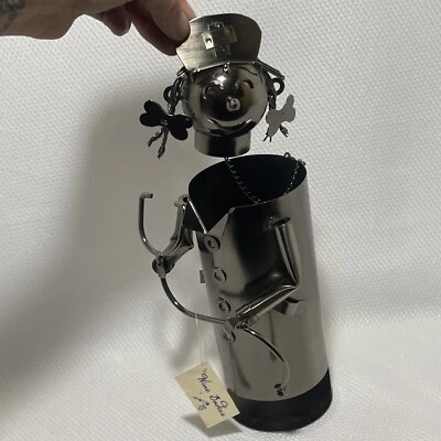 Portabotellas de vino. Carrito hecho a mano con soporte para botella de vino de metal para dama enfermera Foto 1 de 4