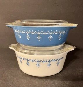 Vtg PYREX Blue White SNOWFLAKE Garland Casserole Set Of 2 #471 & #472 with LIDS - Picture 1 of 22