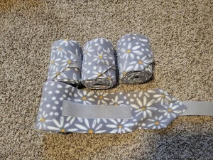 NEU 4er Set grau/weiß Gänseblümchen Pferd Polo Halstücher (Pferd/Pony Beinbandagen) - Bild 1 von 1