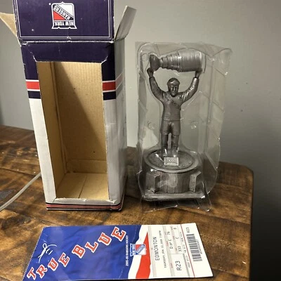 Mark Messier Commemorative Statue. January 12, 2006 - Image 1 of 4