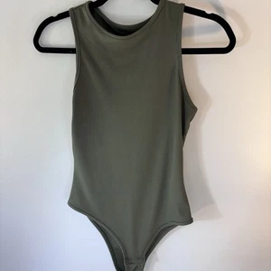 Body de mujer SHEIN de una pieza sin mangas verde oliva. Talla mediana. Acanalado. - Imagen 1 de 4