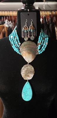 Dramático conjunto de collar y pendientes a juego Chico's Abolone Shell & Imitación Turquesa Foto 1 de 4