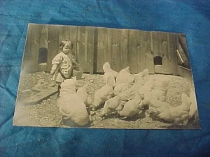 Early 20thc LITTLE GIRL FEEDING CHICKENS Barnyard REAL PHOTO POSTCARD - Imagen 1 de 2