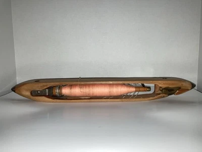 De colección. Lanzadera para barco con telar de tejido 18,5 pulgadas de largo, con puntas metálicas de bobina hilo rosa Foto 1 de 4