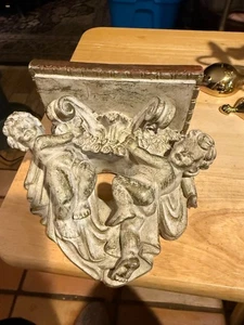 Vintage kleines Harz Engel Cherub Wandregal 5" x 3" (6" GESAMT H) DISTRESSED LOOK - Bild 1 von 3