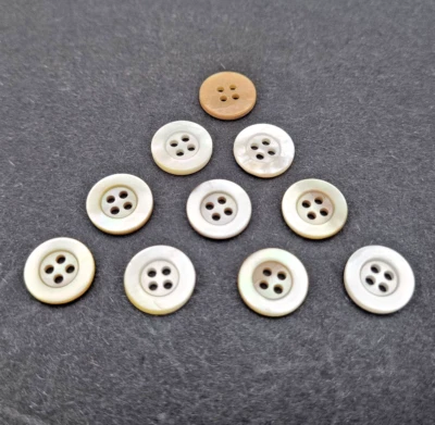 10 cremefarbene 4-Loch Perlmutt Knöpfe 12 mm / Mother-of-Pearl Button Bouton C39 - Bild 1 von 4